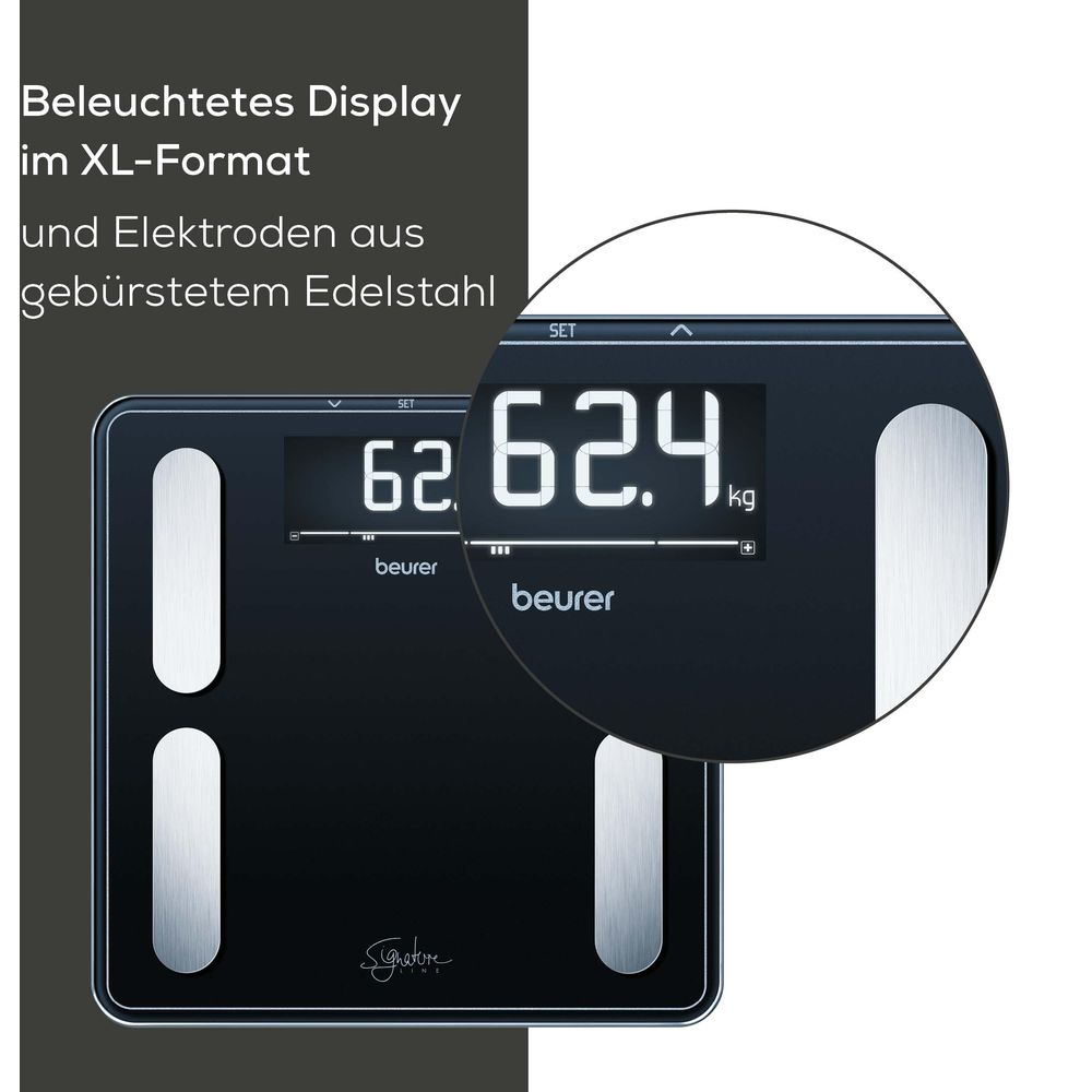 Eine schwarze Digitalwaage mit silbernen Elektroden und großem beleuchtetem Display zeigt 62,4 kg.