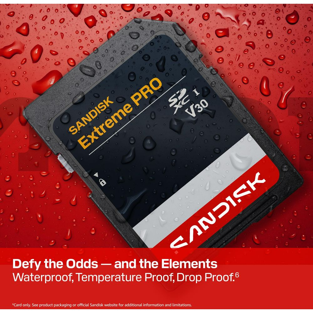 Karta SD Sandisk Extreme Pro z kroplami wody na czerwonym tle.
