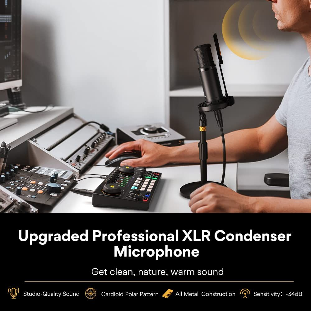 Uomo parla in microfono XLR con mixer in primo piano.