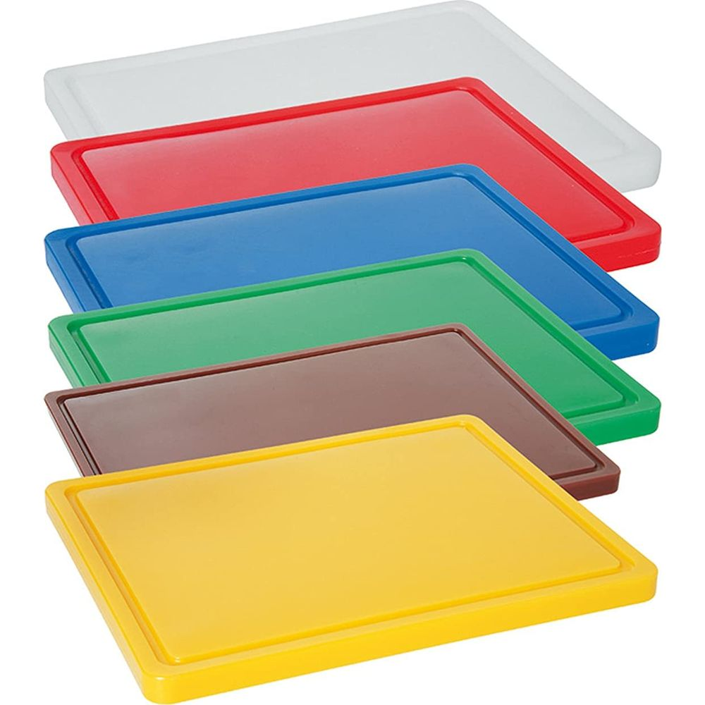 Sei taglieri colorati impilati: giallo, marrone, verde, blu, rosso e bianco.