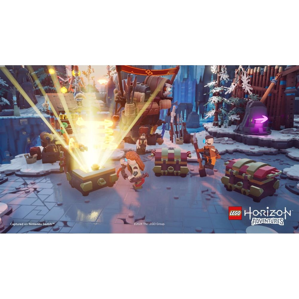 Lego Horizon Adventures: Una mujer pelirroja abre un cofre brillante con luz amarilla.