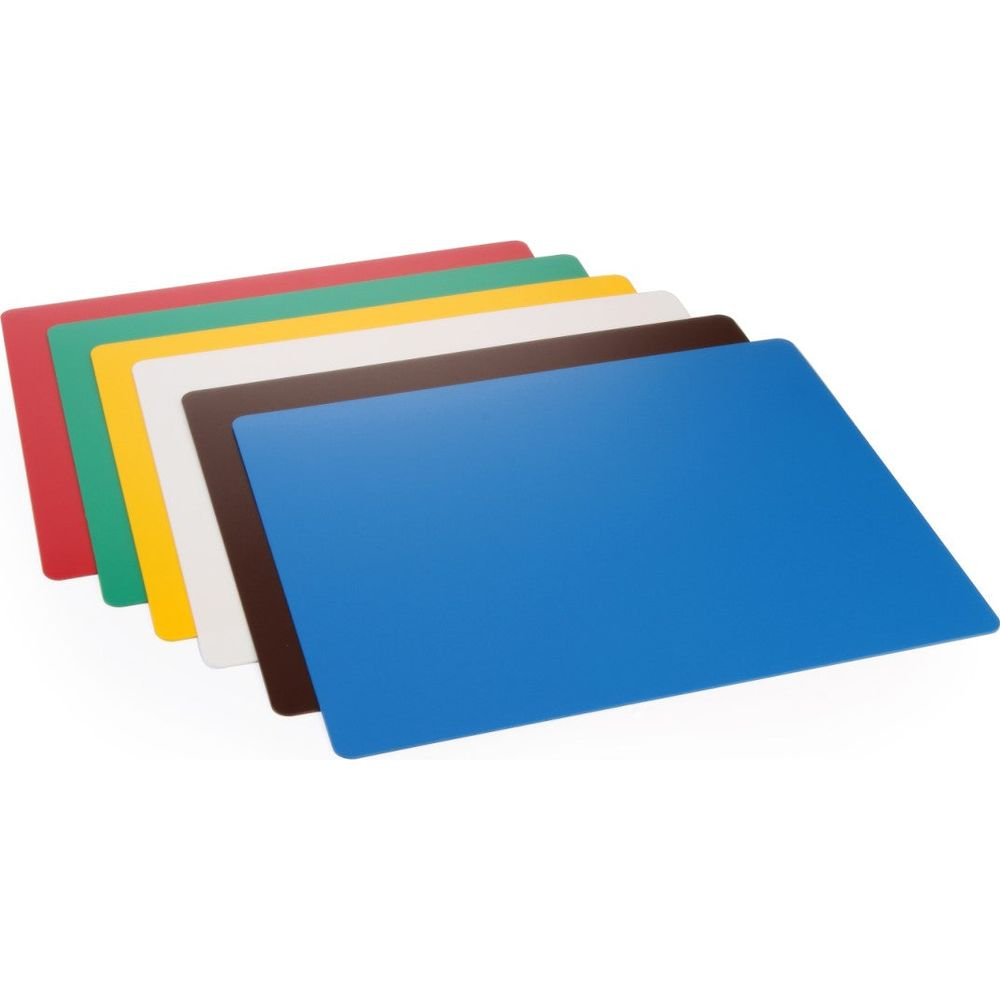 Diversi taglieri colorati, impilati e angolati su sfondo bianco.