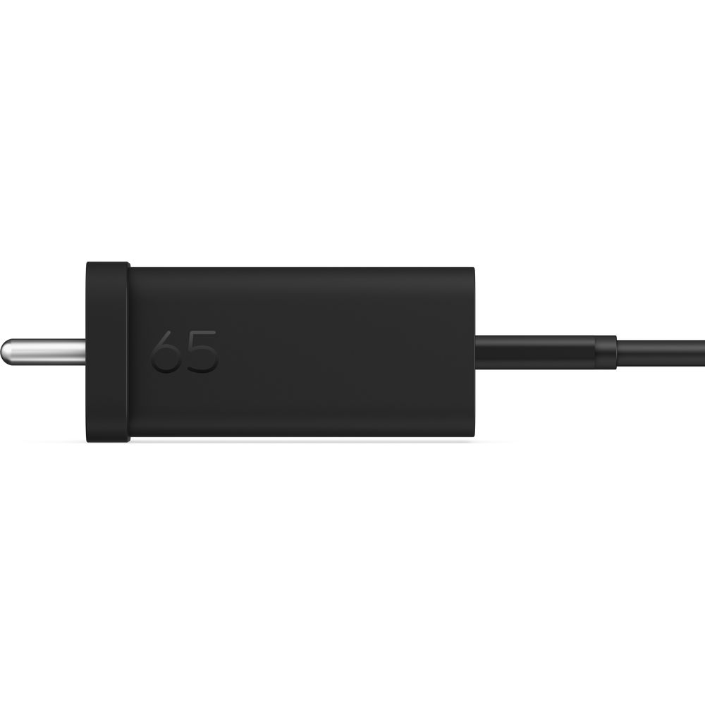 Schwarzer Netzstecker mit der Zahl 65.