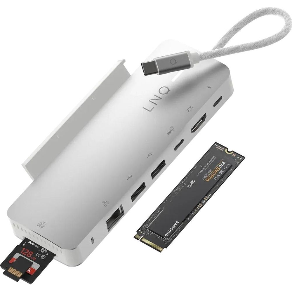 Hub USB-C argento con porte, scheda SD e SSD accanto.