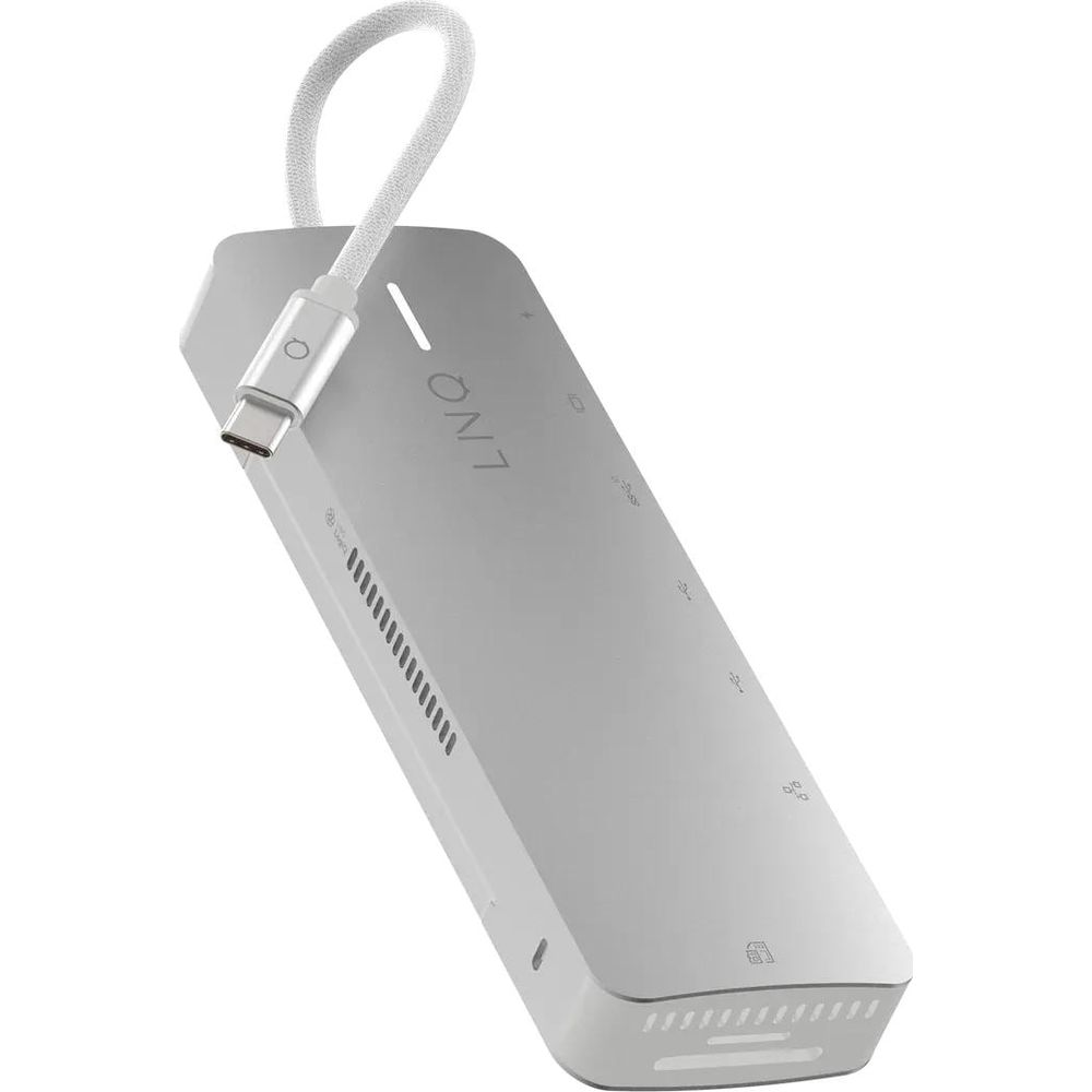 Un hub USB-C argentato con etichetta 'LNQ' e cavo attaccato.