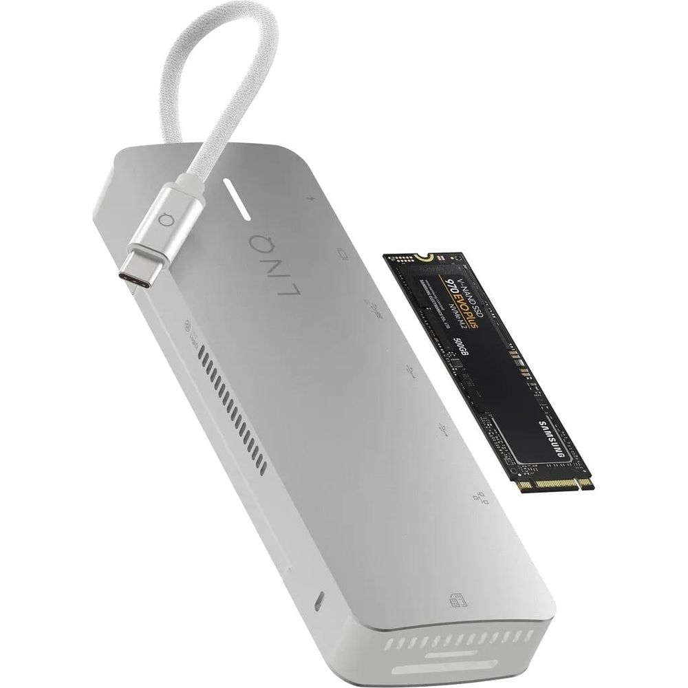 Un hub USB-C argento con un SSD NVMe M.2 Samsung 970 EVO Plus da 500 GB collegato.