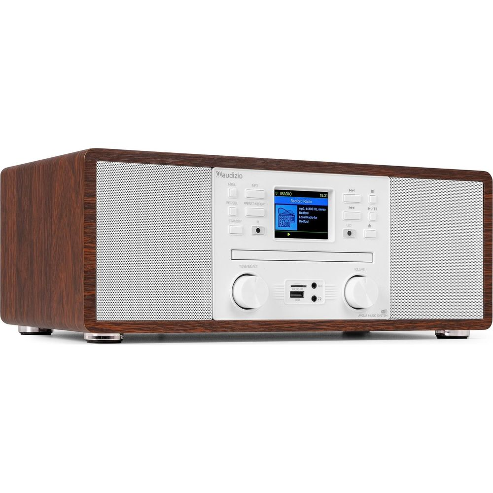 Una radio Audizio de madera con panel frontal blanco, pantalla y botones.