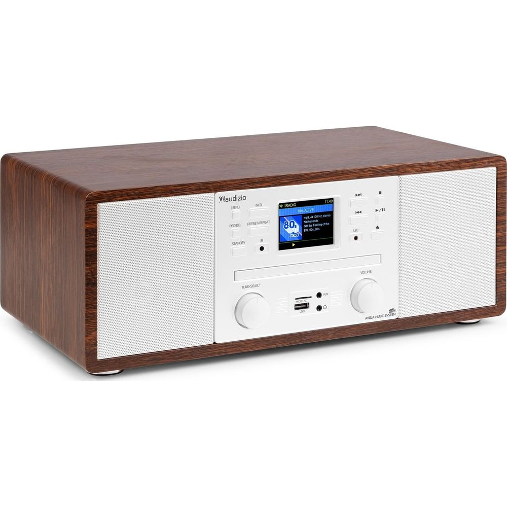 Una radio de madera con frontal blanco y pantalla digital mostrando información de la emisora.