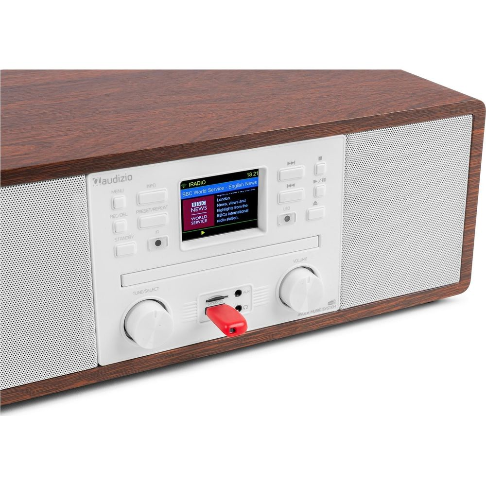 Una radio de madera con pantalla LCD que muestra noticias y una memoria USB roja.