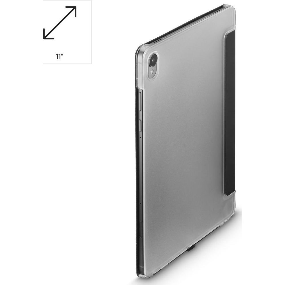 Ein silbernes Tablet in einer durchsichtigen Hülle mit schwarzem Klappdeckel, weißer Hintergrund.