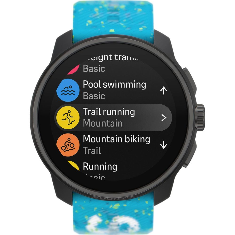 Uno smartwatch con cinturino blu mostra modalità sportive: Trail running, Mountain bike.