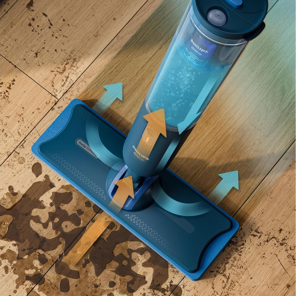 Un mocio blu Philips One-Up pulisce acqua sporca da un pavimento in legno.
