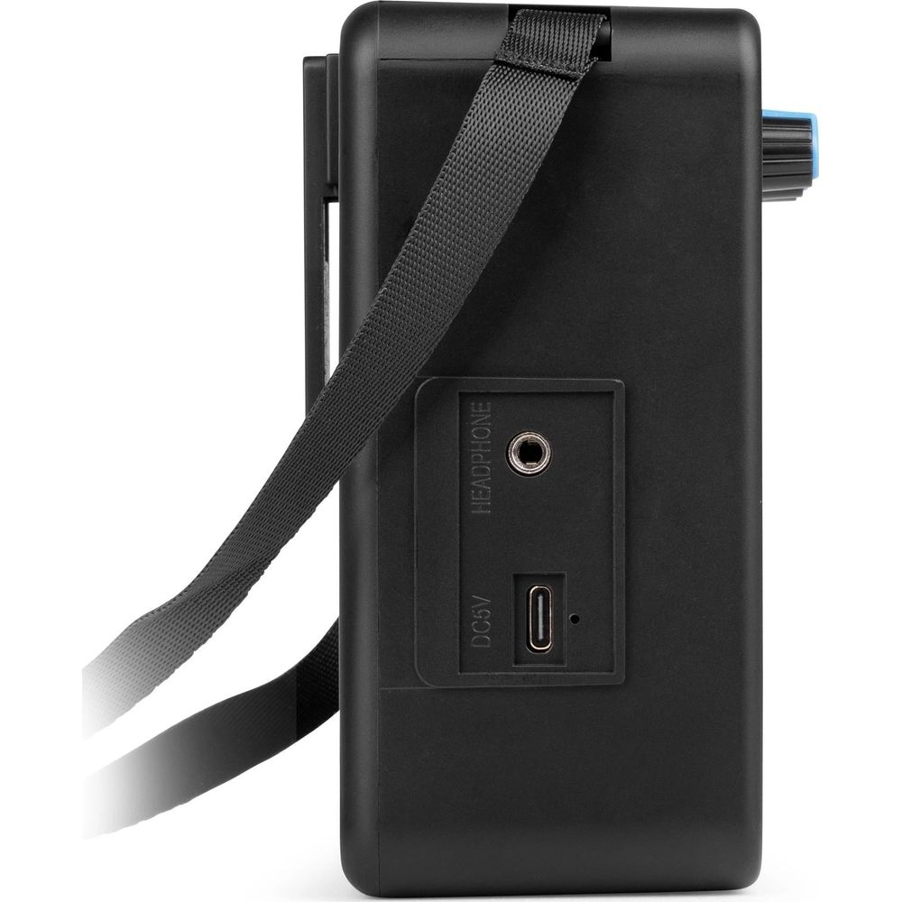 Caja negra con puertos para auriculares y DC5V y un dial azul y negro.