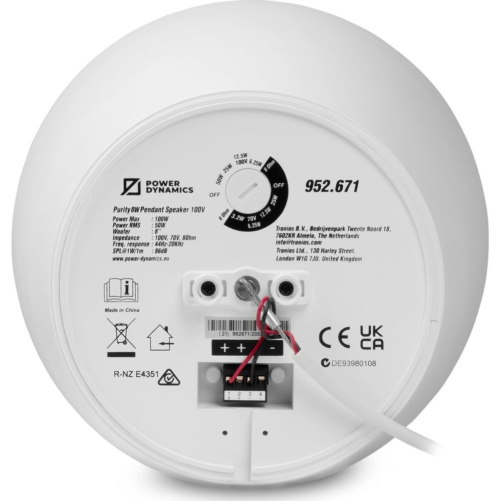 Parte trasera de un altavoz blanco con especificaciones técnicas y conexiones.