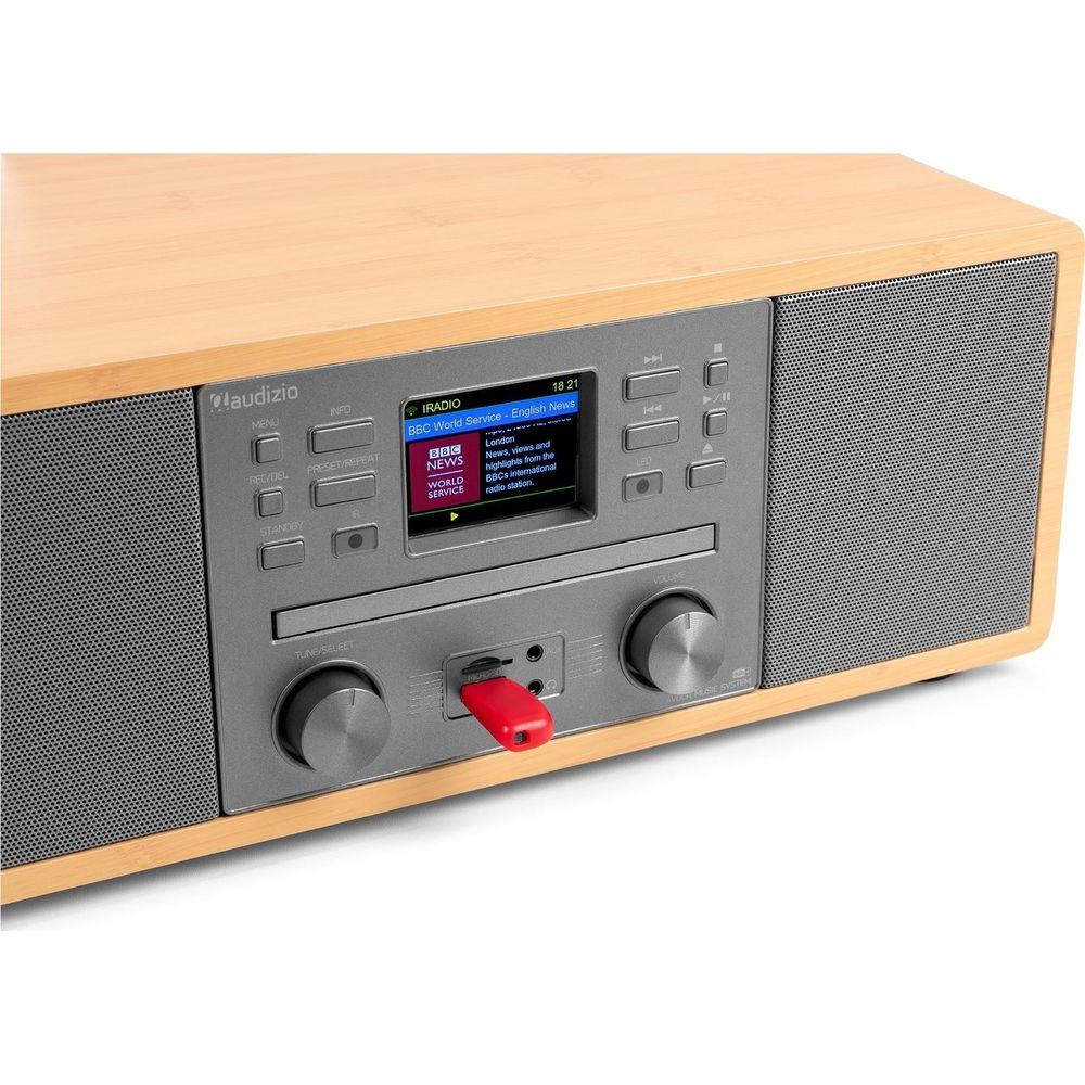 Una radio Audizio de madera con una pantalla que muestra noticias de la BBC World Service.