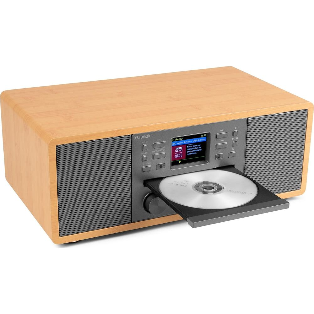 Una radio de madera con ranura para CD que muestra un disco, con altavoces y pantalla.