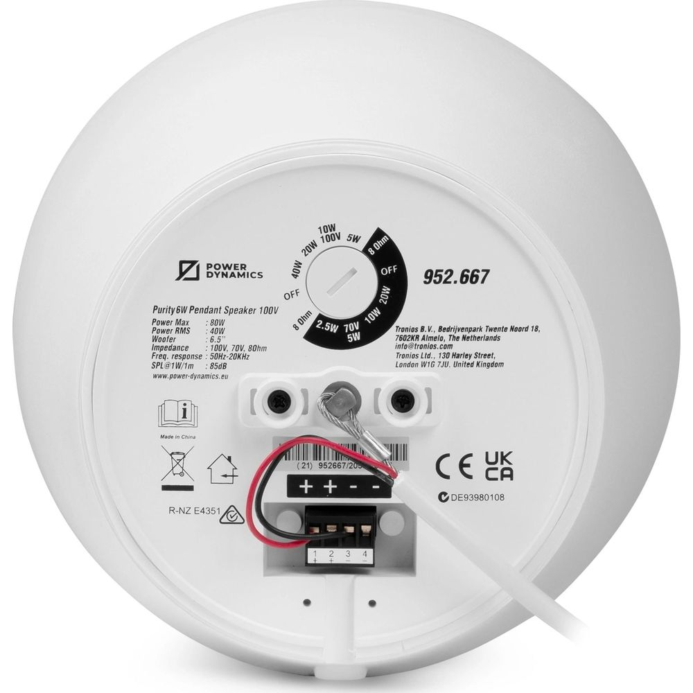 Altavoz blanco con ajustes de potencia, conexiones y etiqueta de especificaciones.