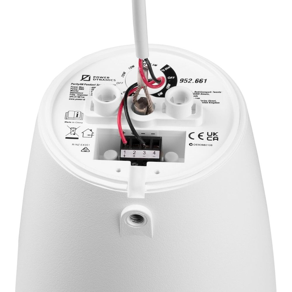 Primer plano de los terminales de un altavoz blanco, con cables y marcas.