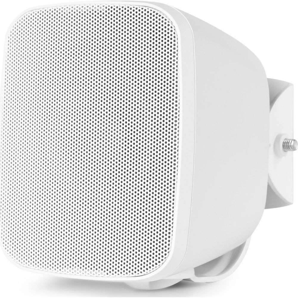 Un altavoz blanco para exteriores está montado en una pared con rejilla frontal perforada.