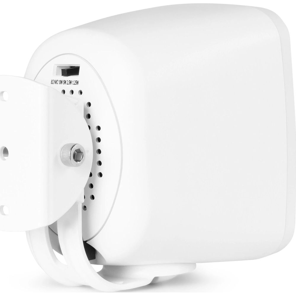 Un altavoz blanco con un interruptor y ajustes de vataje visibles.