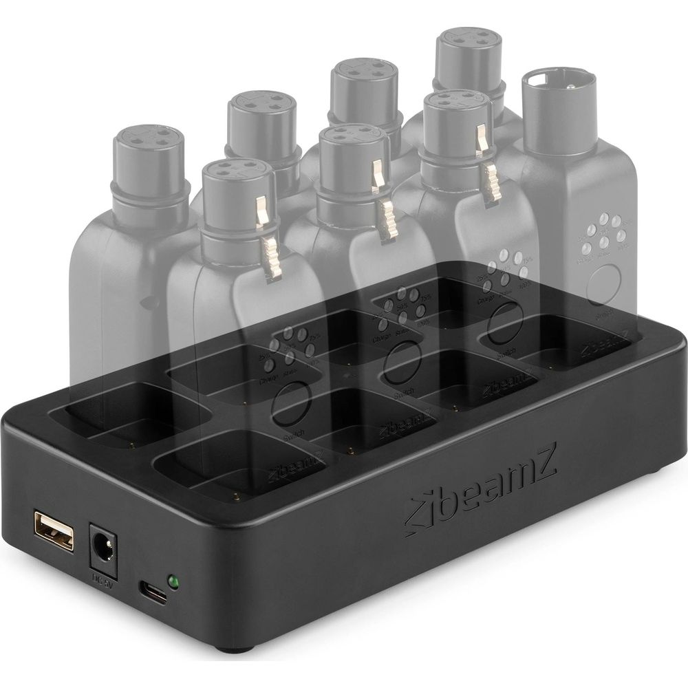 Cargador negro con múltiples ranuras y seis bases de carga. Una entrada USB-A y una DC.