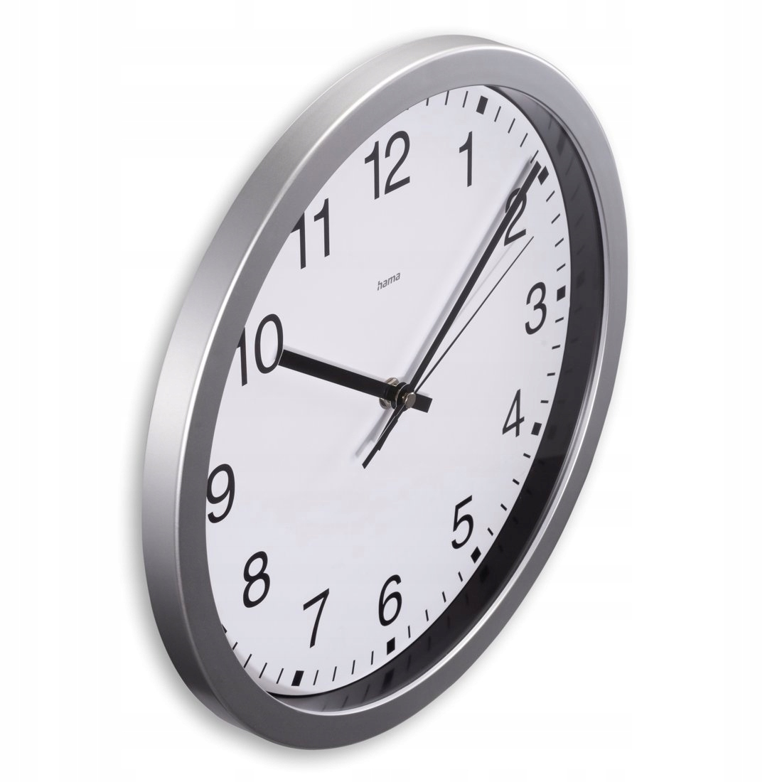 Eine graue Wanduhr mit schwarzen Ziffern und Zeigern auf weißem Zifferblatt.