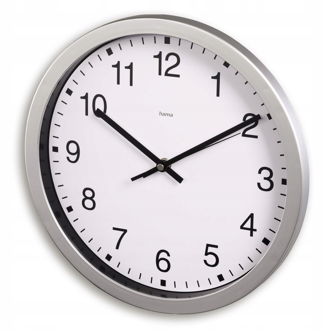 Eine runde Wanduhr mit silbernem Rahmen und schwarzen Zeigern.