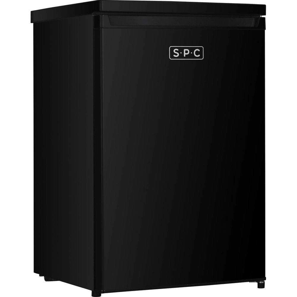 Ein schwarzer, kompakter Kühlschrank mit dem S·P·C-Logo auf der Vorderseite.