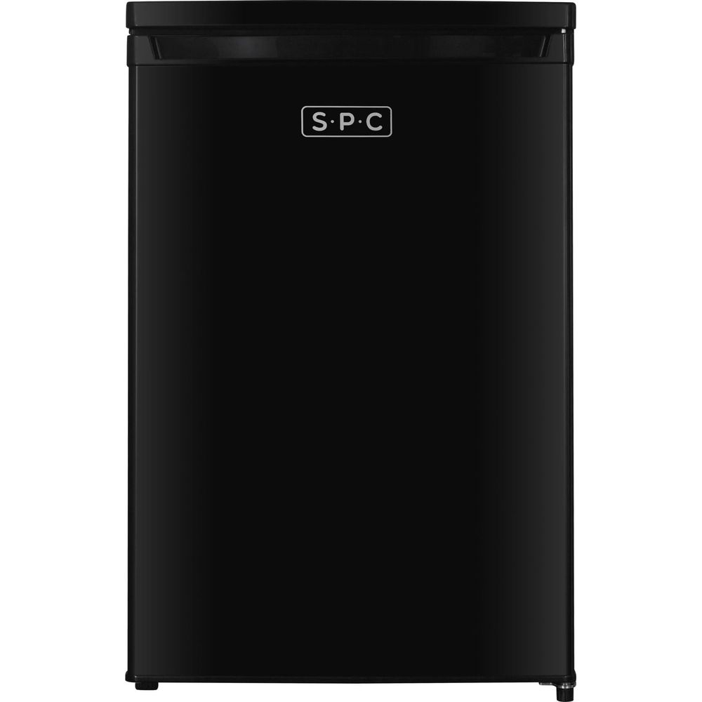 Ein schwarzer Kühlschrank mit dem S.P.C. Logo oben links.