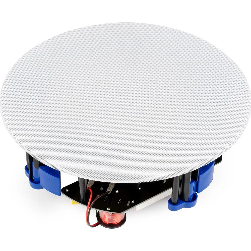 Un altavoz blanco para empotrar en techo con mecanismo de montaje azul y cables visibles.