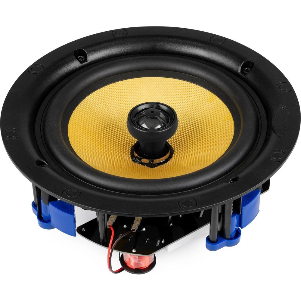 Un altavoz negro y amarillo para empotrar con soportes de montaje azules. Cableado y bobina visibles.