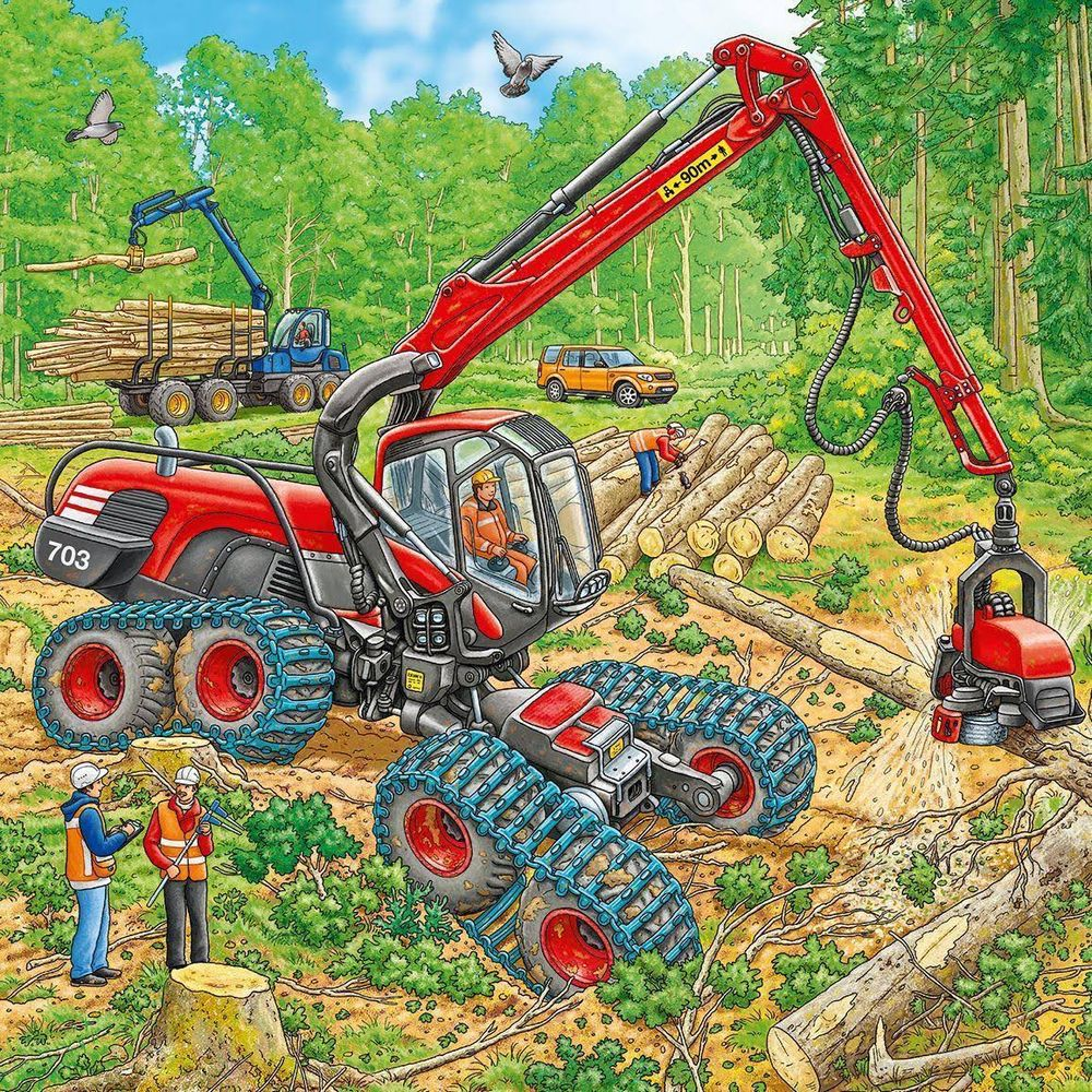 Un raccoglitore rosso con pinza abbatte alberi in una foresta. Un camion sullo sfondo.