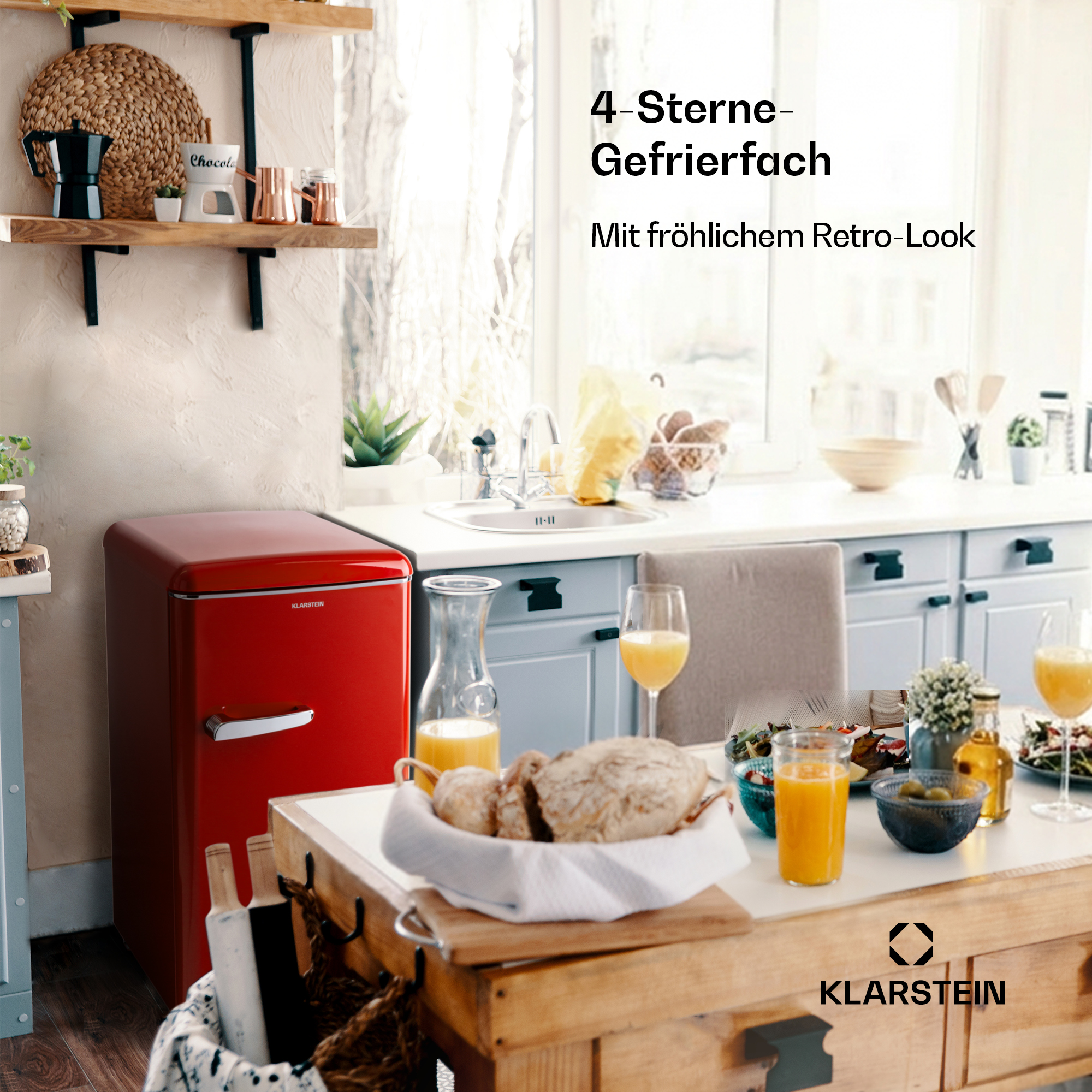 Roter Retro-Kühlschrank in einer Küche mit Esstisch und Essen.
