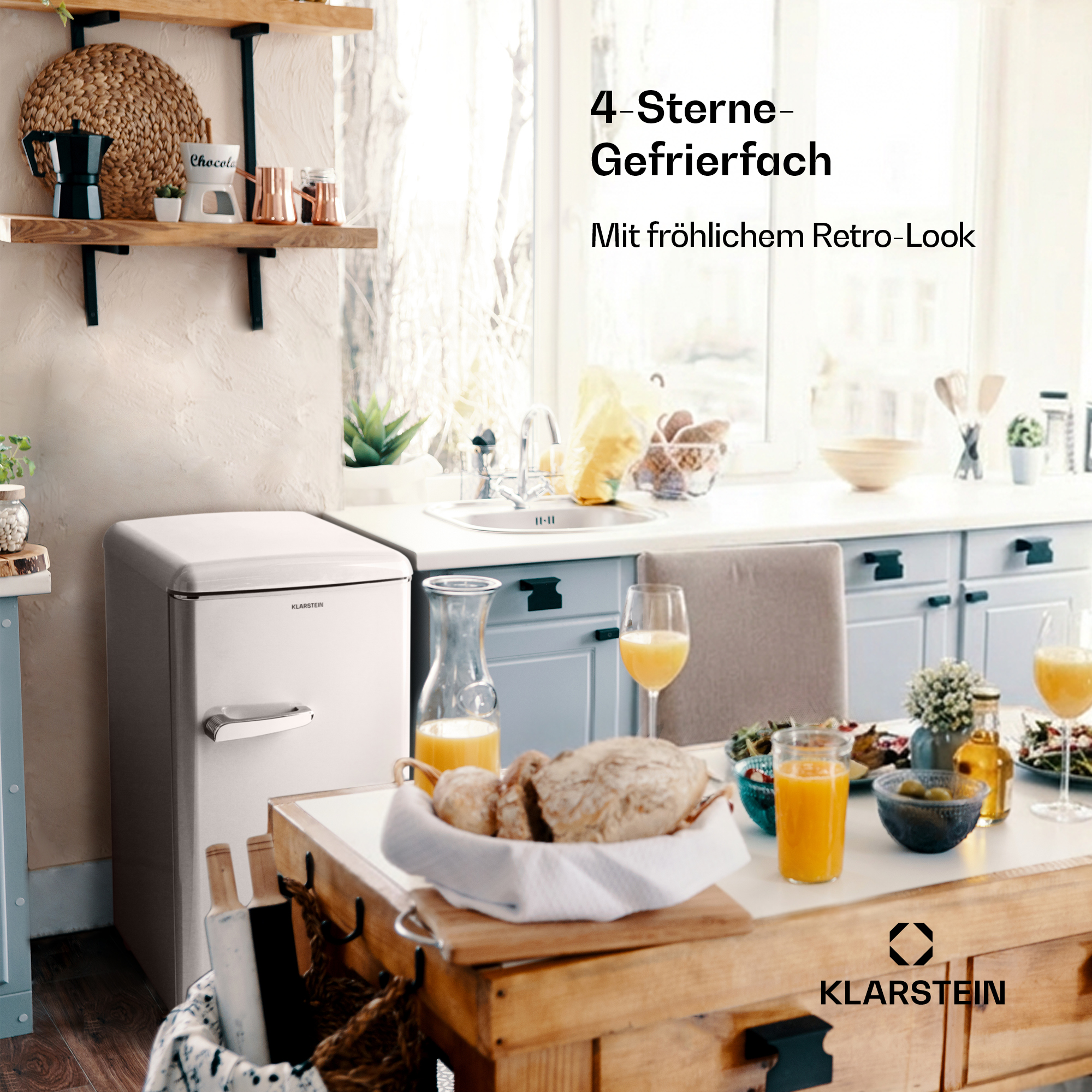 Una nevera blanca estilo retro en una cocina luminosa con mesa de madera.