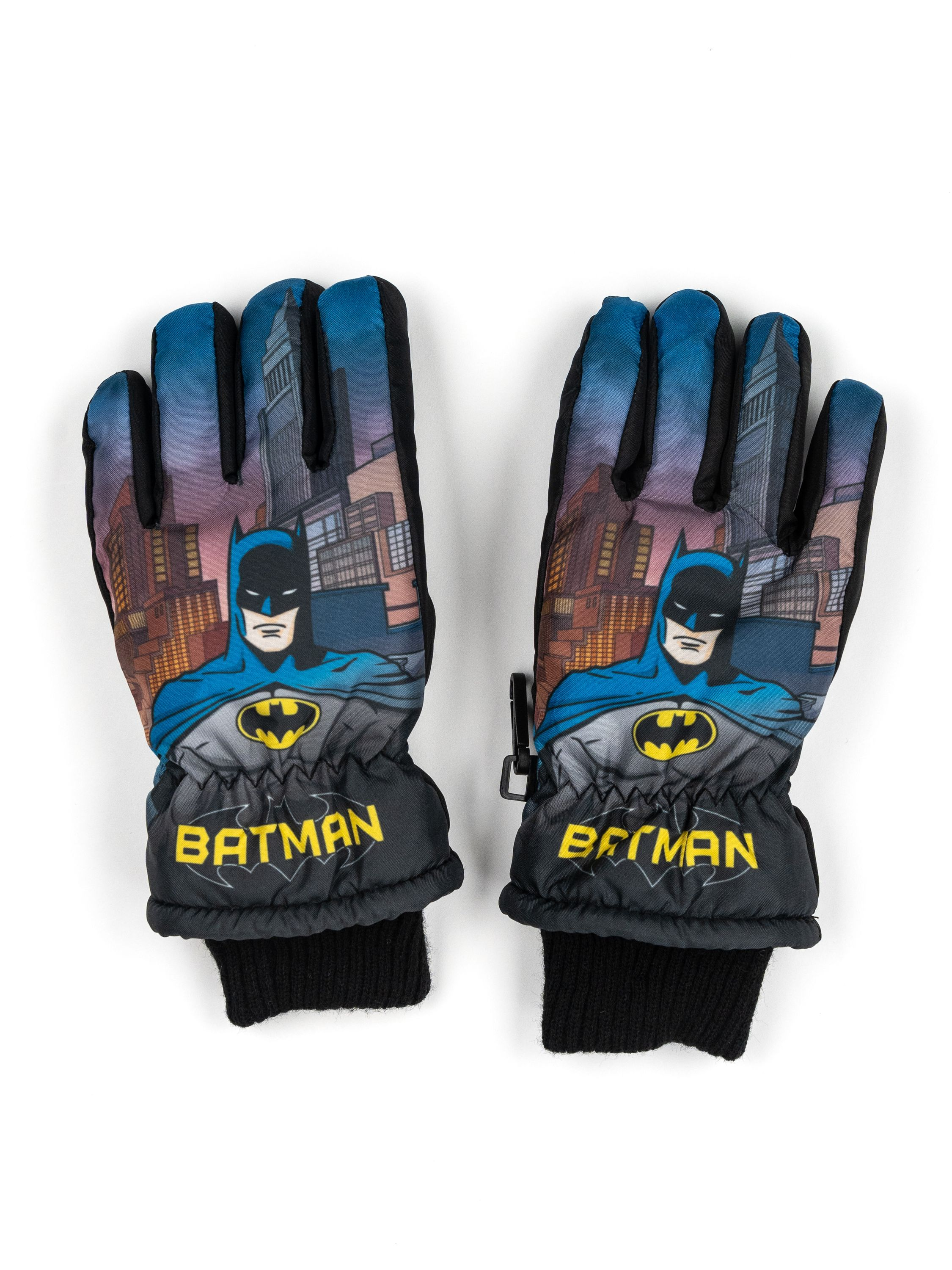 Ein Paar Batman-Handschuhe mit Stadtbild im Hintergrund, auf weißem Hintergrund.