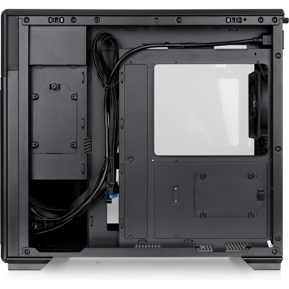 Schwarzes Computergehäuse-Interieur mit Kabeln, SSD-Halterungen und Lüfterhalterungen.