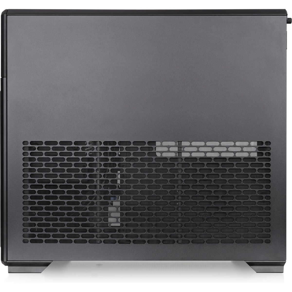 Ein dunkler Computergehäuse mit Lüftungsschlitzen unten und einer glatten Oberseite.