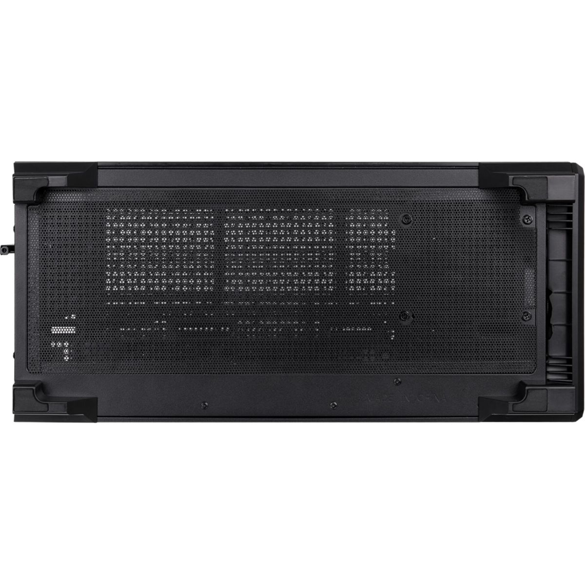 Schwarzes Computergehäuse Unteransicht mit perforierter Platte und Füßen.