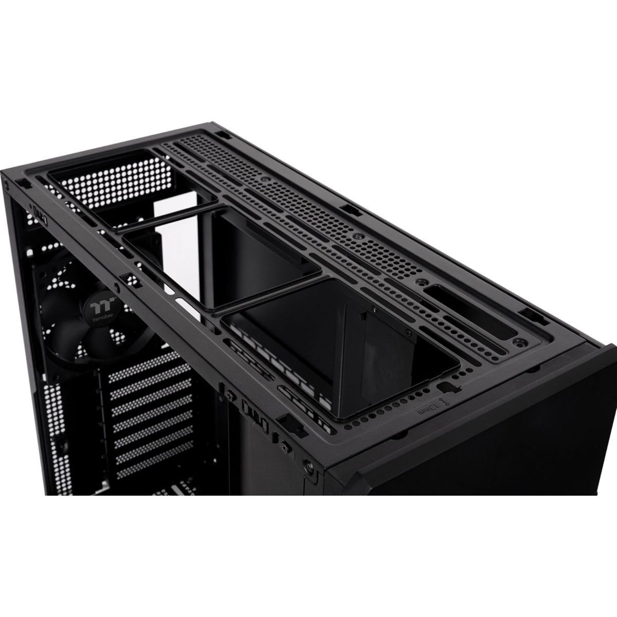 Schwarzes Computergehäuse mit Lüfter und Lüftungsschlitzen.