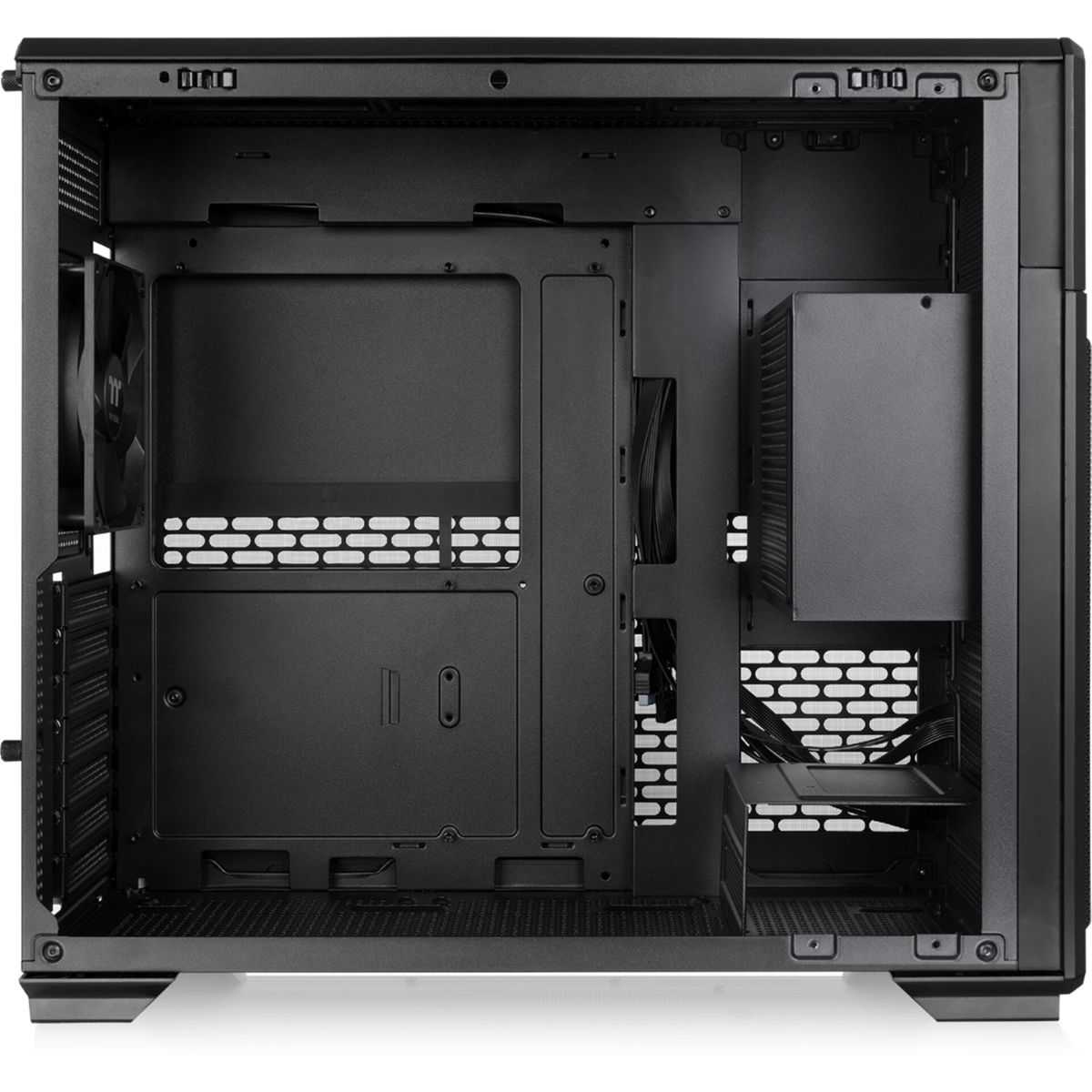 Ein leerer schwarzer Computergehäuse-Innenraum mit Lüftern und Kabeln.