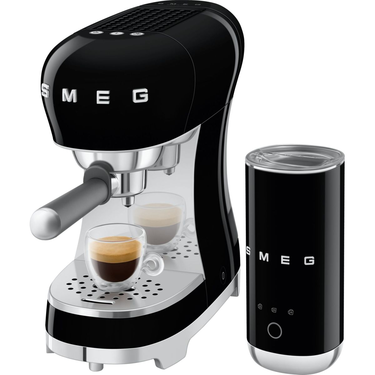 İki fincan kahve ve süt köpürtücü ile siyah SMEG espresso makinesi.