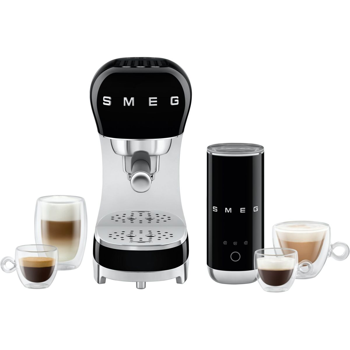 Süt köpürtücü ve üç fincan kahve ile siyah Smeg espresso makinesi.