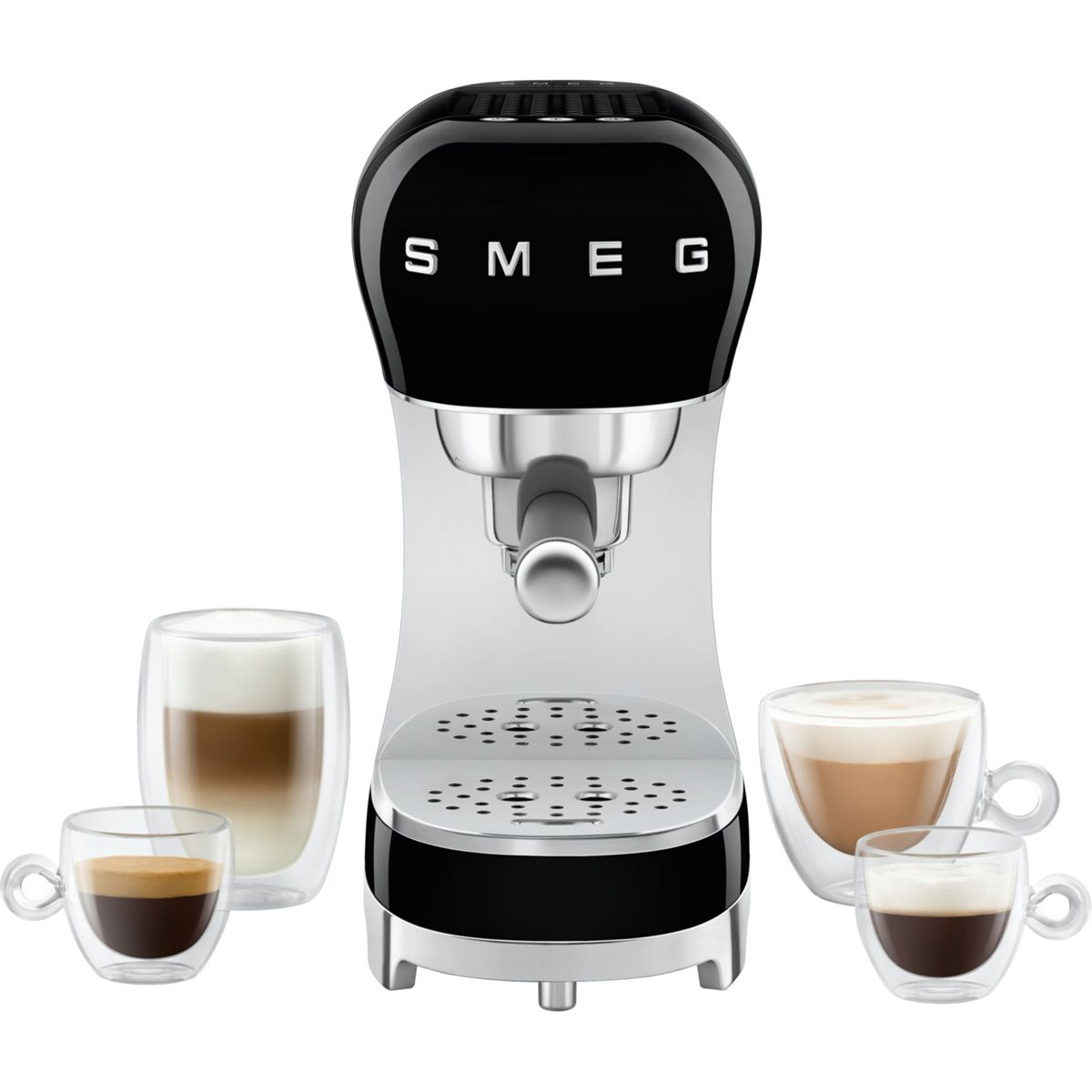 Yanında dört kahve fincanı bulunan siyah bir SMEG espresso makinesi.
