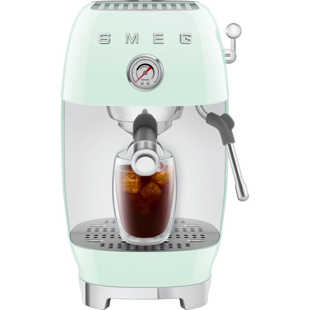 Eine mintgrüne Espressomaschine mit einem Glas Eiskaffee.