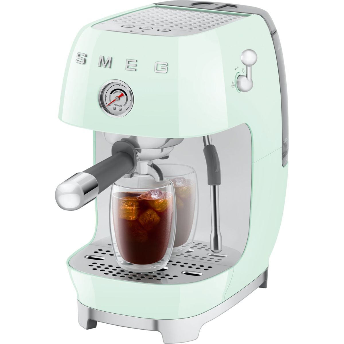 Eine mintgrüne Espressomaschine mit zwei Gläsern Eis und Kaffee.