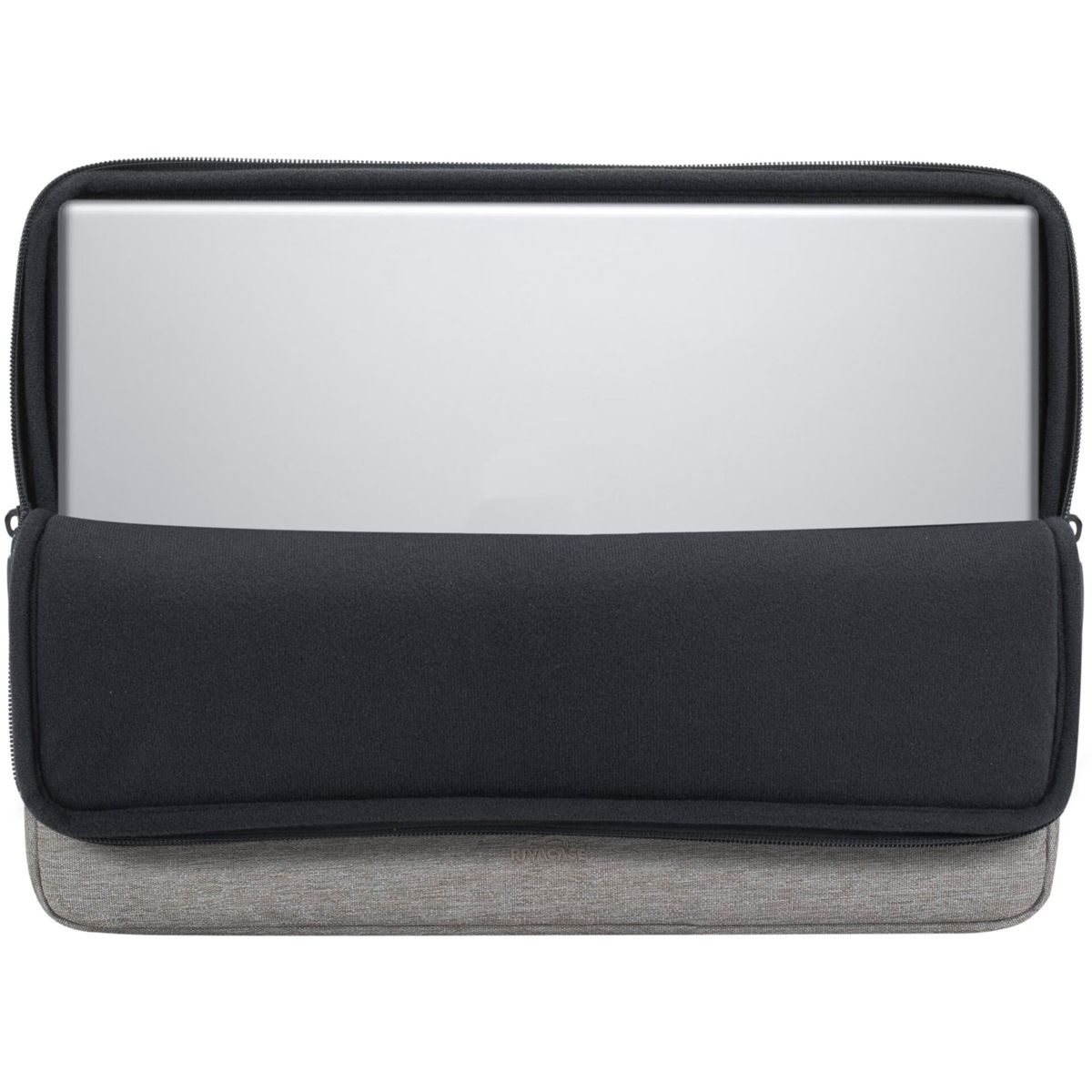 Funda gris para portátil con portátil plateado, ligeramente abierta.