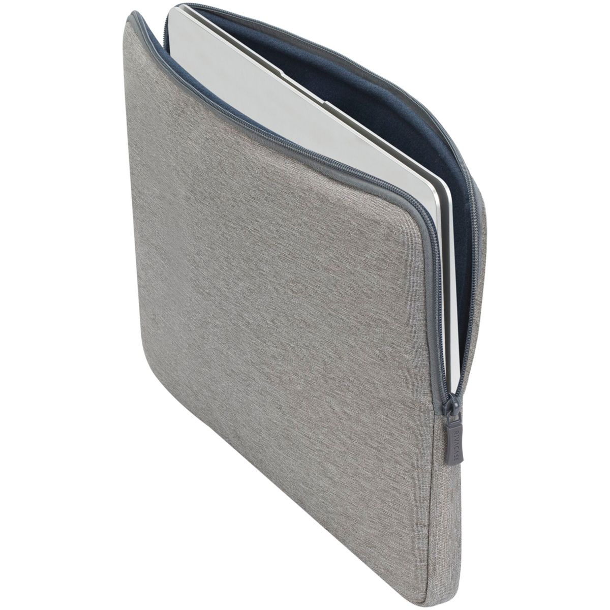 Funda de portátil gris con cremallera, un portátil está parcialmente insertado.