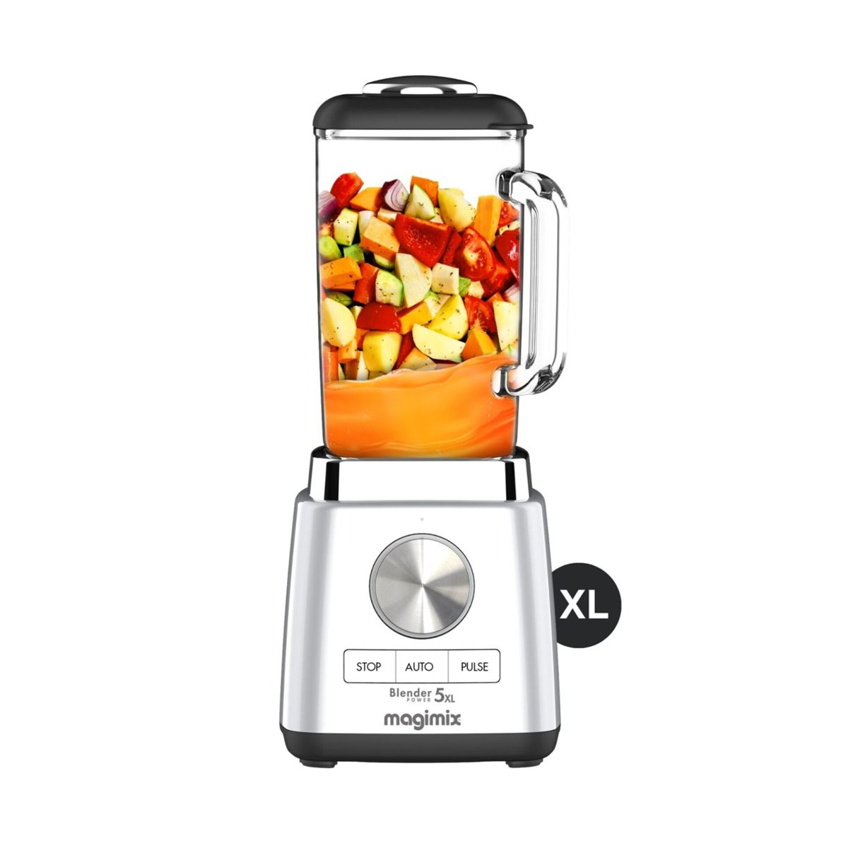 Ein silberner Mixer mit einem Krug voller geschnittener Gemüsesorten und Saft.