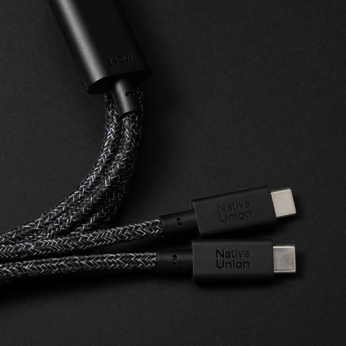 Schwarzes geflochtenes Kabel mit USB-C-Anschlüssen und 'Native Union'-Logo.