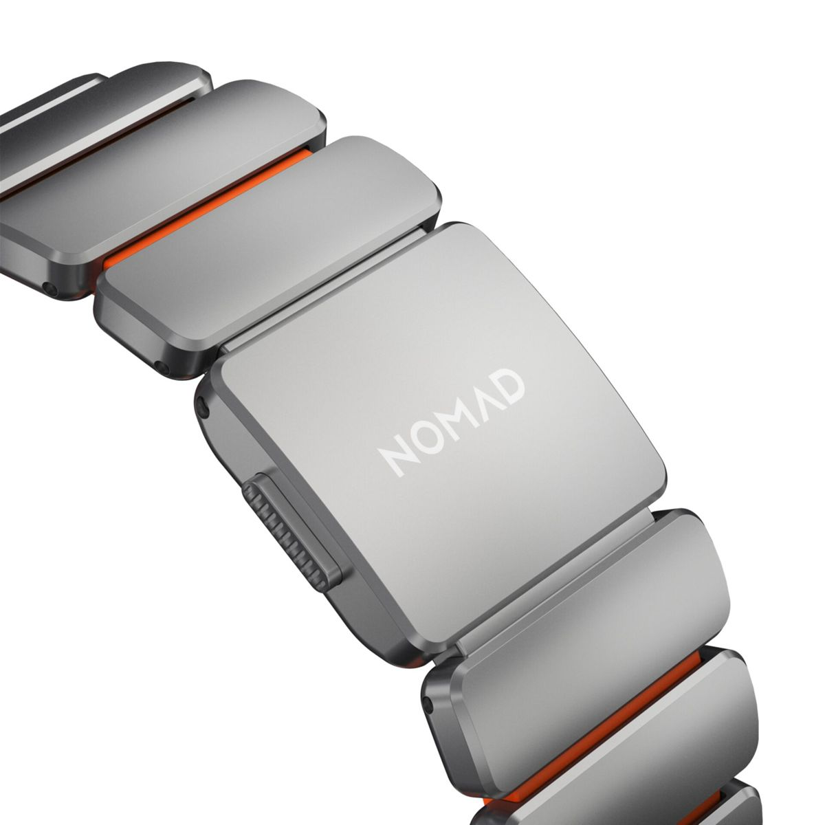 Brazalete gris con detalles naranjas y el logo de NOMAD.